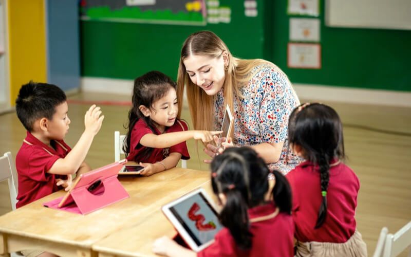 Học qua cách tiếp cận ngôn ngữ tự nhiên