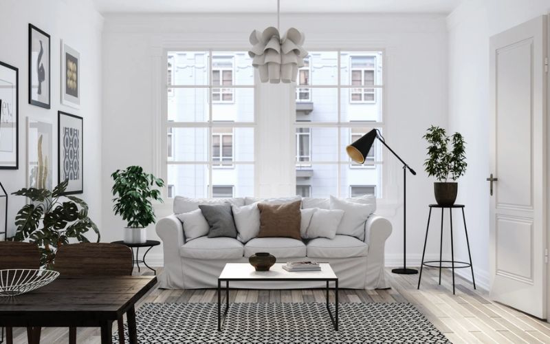 Không đặt sofa gần cửa sổ