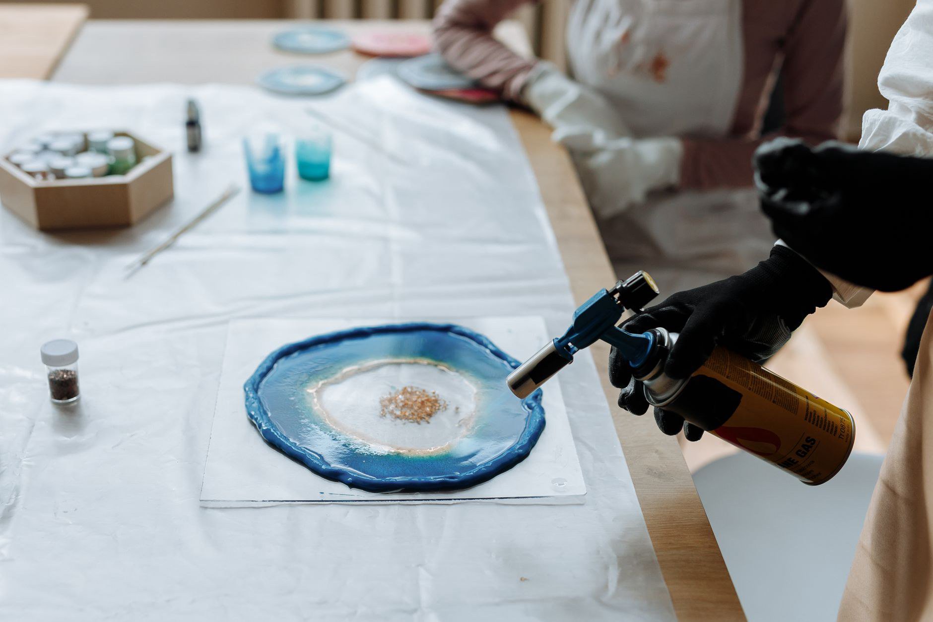 Dự toán ngân sách và báo giá thi công sơn epoxy tự san phẳng