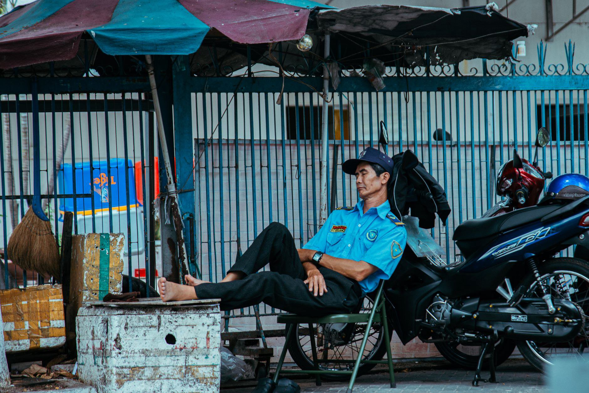 Cư dân phàn nàn bảo vệ "ngồi cho có": vấn đề nằm ở đâu Cư dân phàn nàn bảo vệ "ngồi cho có": vấn đề nằm ở đâu